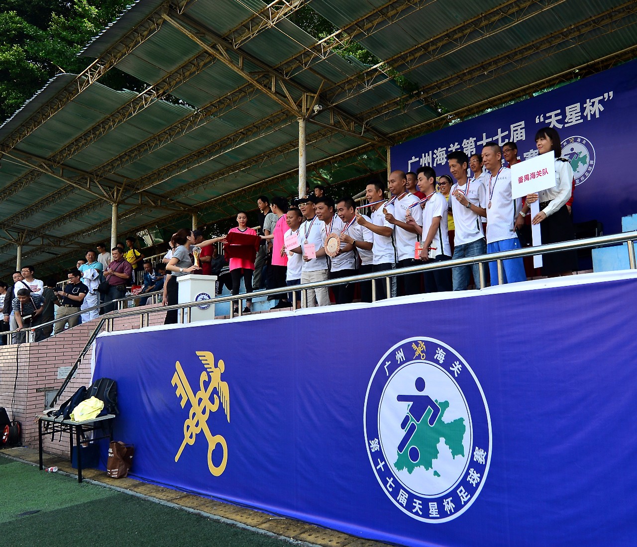 Jiuyou- 阿扎伦卡重返赛场，反败为胜首场状态出色，FPX观众沸腾！赢得满堂喝彩